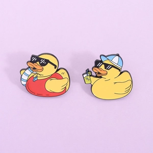 Lot de 2 pin's mignons en émail canard jaune avec lunettes de soleil et tenues de vacances