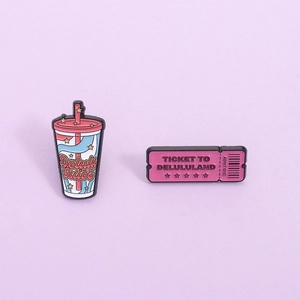 Mignonne Broche en Émail de Dessin Animé Coupe de Jus Delulu et Billet pour la Forme de Delululand Badge en Alliage Vernis au Four