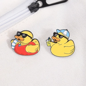 Lot de 2 pin's émaillés canard jaune avec lunettes de soleil et accessoires d'été