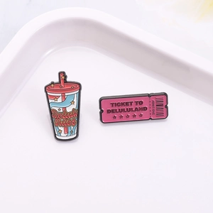 Zweiteiliges Set lustiger Metallpins mit Delulu-Saft- und Delululand-Ticket-Motiven