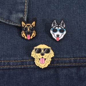Trois pin's chien dessin animé avec lunettes sur denim avec husky et golden retriever