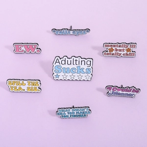 Ensemble de Broches en Émail Amusantes Dessin Animé Slogan Anglais Alliage de Zinc Adulting Sucks Broche Badge Personnalisé Bijoux