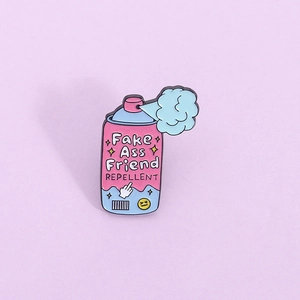 Broche en émail rose avec texte Fake Ass Friend Repellent sur fond violet pastel