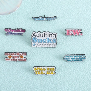 Lot de 7 épingles en émail colorées avec slogans amusants comme Adulting Sucks et Chill