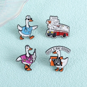 Lot de quatre pin's émaillés mignons sur le thème médical avec des oies médecins