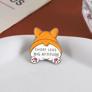 Süße Corgi-Emaille-Anstecknadel mit 'Short Legs Big Attitude' Text auf Keramikteller