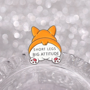 Detail der Corgi Emaille-Anstecknadel mit Short Legs Big Attitude Text und Pfoten
