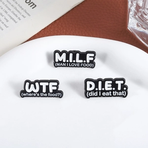 Set aus 3 lustigen schwarz-weißen Emaille-Pins mit Essenssprüchen auf weißem Teller