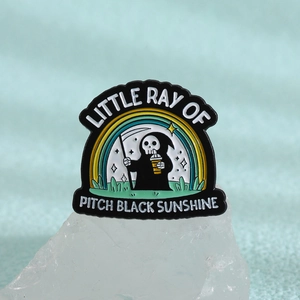 Καρφίτσα σμάλτου χάρος με κείμενο Little Ray of Pitch Black Sunshine και ουράνιο τόξο