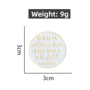 Détail de la broche ronde de 3cm en émail avec verset Psaume 46:5 et bordure dorée
