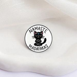 Kreative Emaille-Anstecknadel Yoga-Katze mit Namaste Madafakas Text auf weißem Grund