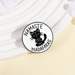 Lustige schwarze Katze Namaste Madafakas Emaille-Pin Brosche für Kleidung & Zubehör