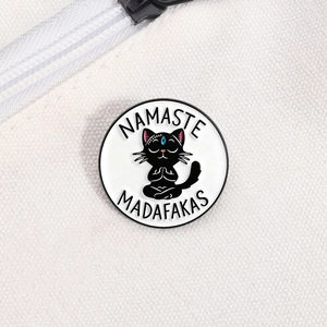 Detail einer schwarzen Katze Namaste Madafakas Emaille-Anstecknadel an Canvas-Tasche