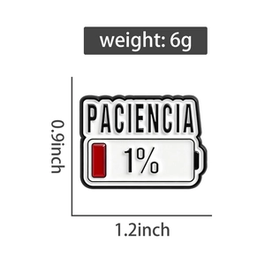 Vue détaillée du pin's Paciencia montrant les dimensions 1,2 x 0,9 pouce sur fond blanc