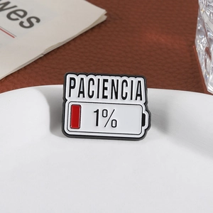 Spilla smaltata divertente Paciencia pazienza 1% batteria scarica per vestiti
