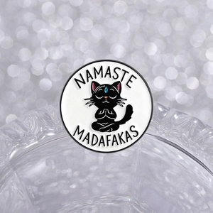 Detail der Meditations-Emaille-Anstecknadel mit schwarzer Katze und Namaste-Schrift