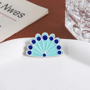 Eleganter blauer Pfau-Emaille-Anstecker mit versilbertem Metall und Fächer-Design