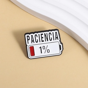 Pin's en émail avec icône de batterie faible, texte Paciencia et indicateur rouge 1%