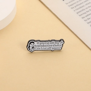 Kreativer Metall-Emaille-Pin mit Frauenporträt und Slogan für reproduktive Rechte auf Beige