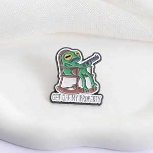 Spilla divertente rana verde su sedia a dondolo con fucile e slogan Get Off My Property