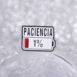 Spilla divertente in smalto spagnolo Paciencia batteria 1 per cento per vestiti
