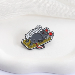 Spilla in smalto creativa trappola per topi fitness con topo che fa distensioni su panca