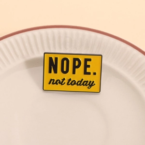 Insigne humoristique en émail jaune avec citation Nope Not Today sur plat blanc