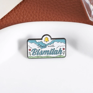 Broche en émail Bismillah avec nuage et cœur posée sur une assiette blanche décorative