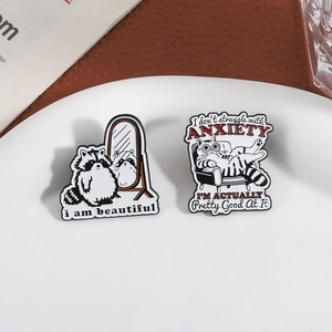 Broches créatives en émail avec raton laveur et chat et slogans humoristiques