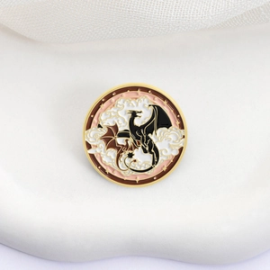 Rund Emaille-Brosche Vintage-Stil mit schwarzem und rotem Drachenmotiv auf Wolken