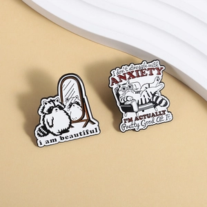 Lot de pins en émail amusants avec un raton laveur et citation sur fond beige clair