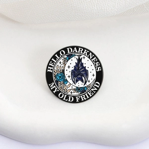 Broche en émail style gothique avec chauve-souris et texte Hello Darkness My Old Friend