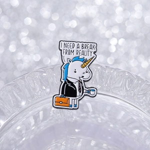 Détail du pin's licorne de bureau avec le texte I Need a Break From Reality
