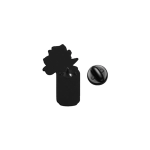 Détail du revers du badge en métal noir avec épingle unique et fermoir en caoutchouc