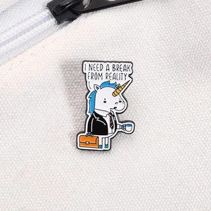Gros plan d'un pin's licorne humoristique en costume sur un sac en toile avec un texte créatif