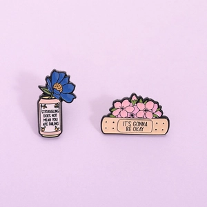 Lot de pins en émail inspirants avec canette rose, fleurs bleues et pansements cartoon