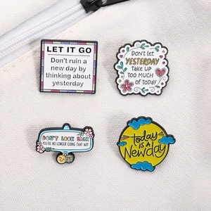 Lot de quatre pin's émaillés inspirants avec des nuages colorés et des motifs floraux