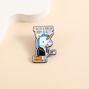 Broche licorne en émail avec costume et texte I Need A Break From Reality humoristique