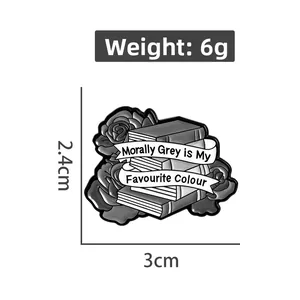 Détail montrant les dimensions du pin's livre et rose mesurant 3cm par 2,4cm et 6g