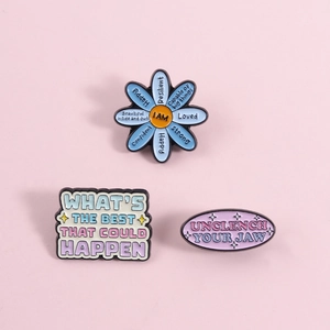 Set di 3 spille smaltate a margherita blu con citazioni su sfondo rosa