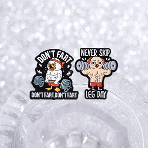 Detail von lustigen Emaille-Pins mit Enten- und Hundemotiven und Fitness-Humor-Sprüchen