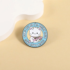 Insigne en émail chat mignon avec masse et slogan Paws Off Or I'll Break Your Neko Neko