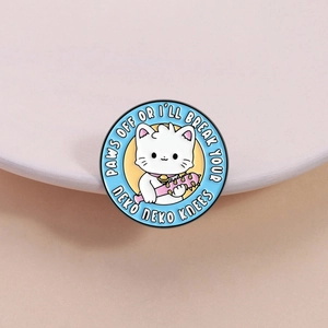 Broche Rigolote en Émail Chat Blanc avec Batte à Pointes Rose Badge Rond en Alliage de Zinc Humour pour Vêtements Sacs Cadeau