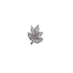 Détail de la broche feuille d'érable argentée ornée de cristaux pavés étincelants