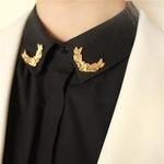 Détail de clips de col feuille de laurier doré sur pointes de chemise style vintage
