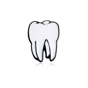 Spilla smaltata a forma di dente molare per personale medico con finitura bianca
