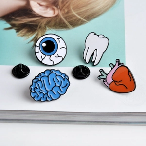 Set di spille creative in smalto con forme di organi: cervello, occhio, dente e cuore per abiti