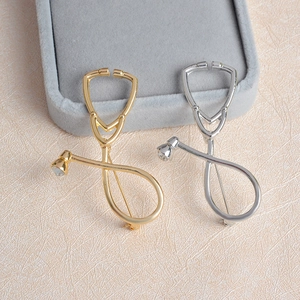 Broche Créative en Forme de Stéthoscope Émail Alliage Strass Médical Docteur Infirmière Badge Pin Cadeau Bijoux