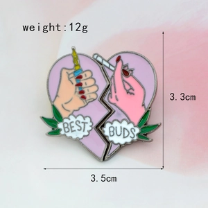 Coppia di spille in smalto BEST BUDS a forma di cuore con accendini e foglie verdi