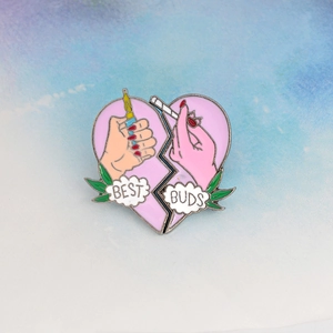 Set di due spille BEST BUDS in smalto a forma di cuore con accendino e sigaretta